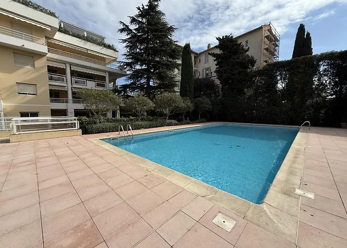 Cannes - 3 Pieces A 15Mn Palais